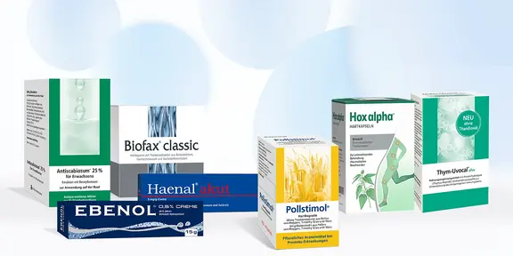 Auf einem hellen Hintergrund sind mehrere Schachteln mit pharmazeutischen Produkten mit verschiedenen Markennamen und bunten Verpackungen abgebildet.