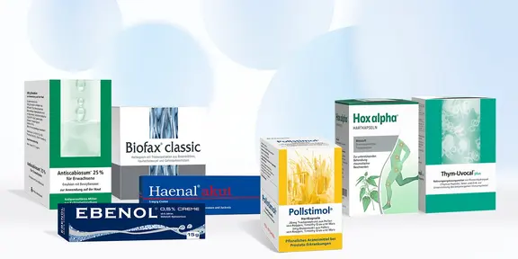 Auf einem hellen Hintergrund sind mehrere Schachteln mit pharmazeutischen Produkten mit verschiedenen Markennamen und bunten Verpackungen abgebildet.